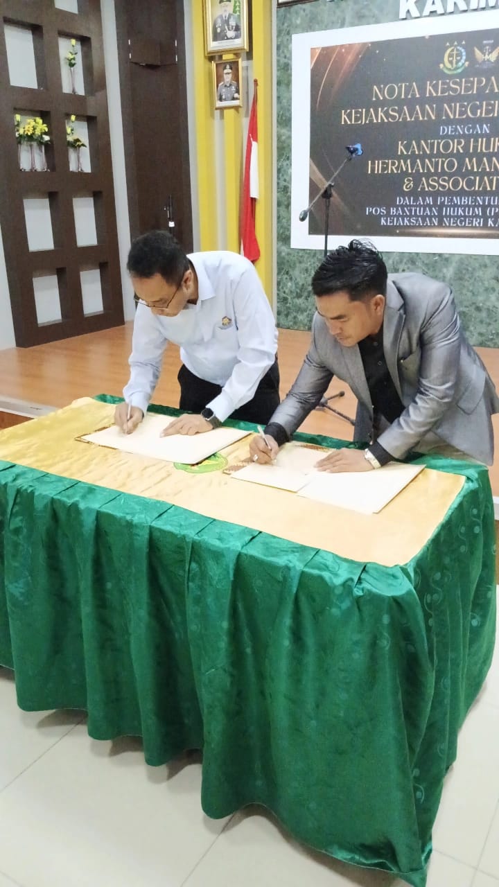 Implementasi KUHP Baru, Kejari Karimun Teken MoU Posbakum dengan Kantor Hukum Hermanto Manurung dan Associates Implementasi KUHP Baru, Kejari Karimun Teken MoU Posbakum dengan Kantor Hukum Hermanto Manurung dan Associates BBC Kepri