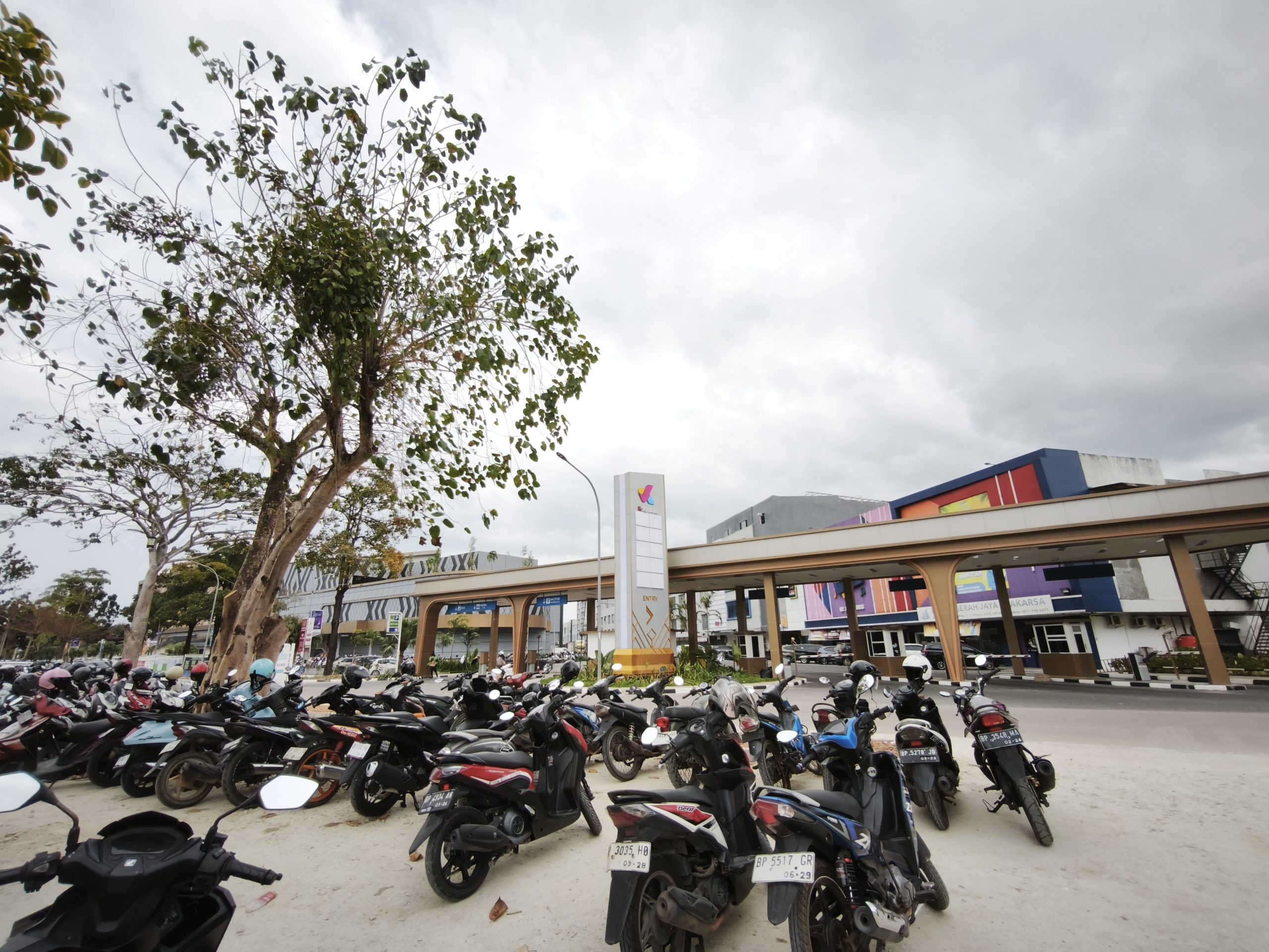 Lapak Parkir Gratis di Depan K Square Mall Diduga Berdiri di Atas Objek Vital Nasional Jargas PGN Lapak Parkir Gratis di Depan K Square Mall Diduga Berdiri di Atas Objek Vital Nasional Jargas PGN BBC Kepri