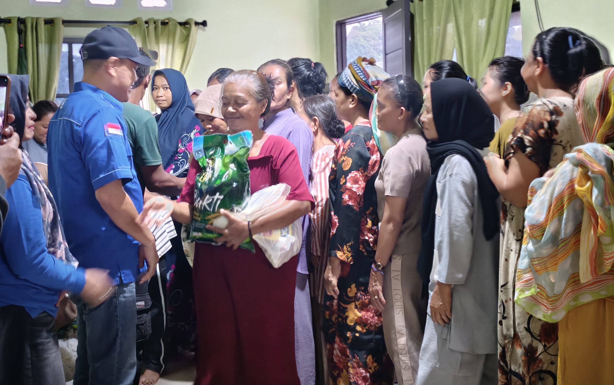Langkah Awal Hanafi di Demokrat: Bagikan 200 KTA dan Paket Sembako Gratis di Pulau Abang. Langkah Awal Hanafi di Demokrat: Bagikan 200 KTA dan Paket Sembako Gratis di Pulau Abang. BBC Kepri